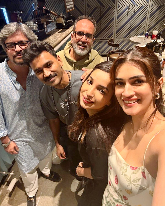 Kriti_20Sanon_20Wishing_20Anand_20L_20Rai_20on_20his_20Birthday_20Party_20viral_20photos__20_2811_29.jpg 11