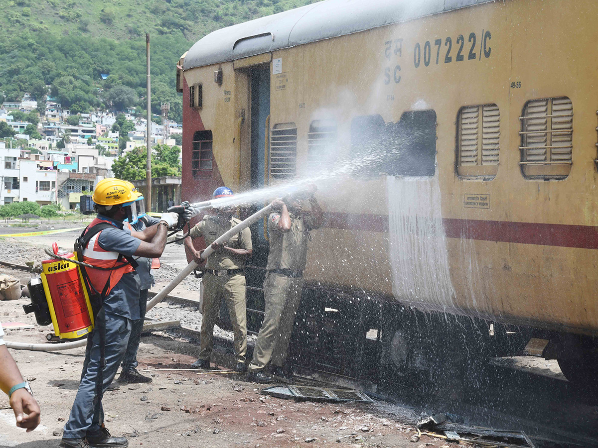 Mock_20Train_20Accident_20Drill_20At_20Vijayawada_20Railway_20Station_20Photos__20_2812_29.jpg 12