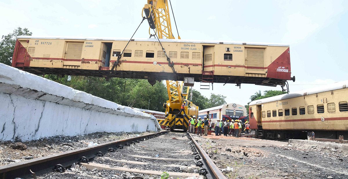 Mock_20Train_20Accident_20Drill_20At_20Vijayawada_20Railway_20Station_20Photos__20_2813_29.jpg 13