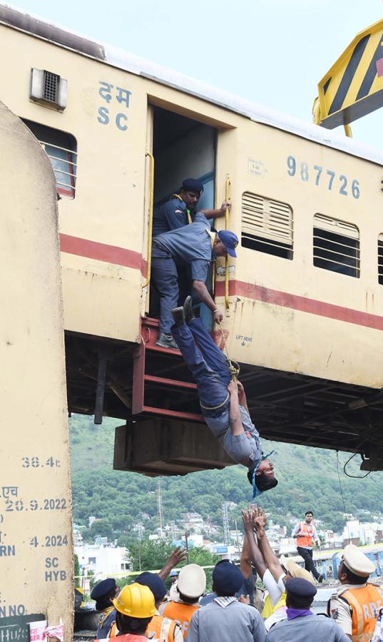 Mock_20Train_20Accident_20Drill_20At_20Vijayawada_20Railway_20Station_20Photos__20_2815_29.jpg 15