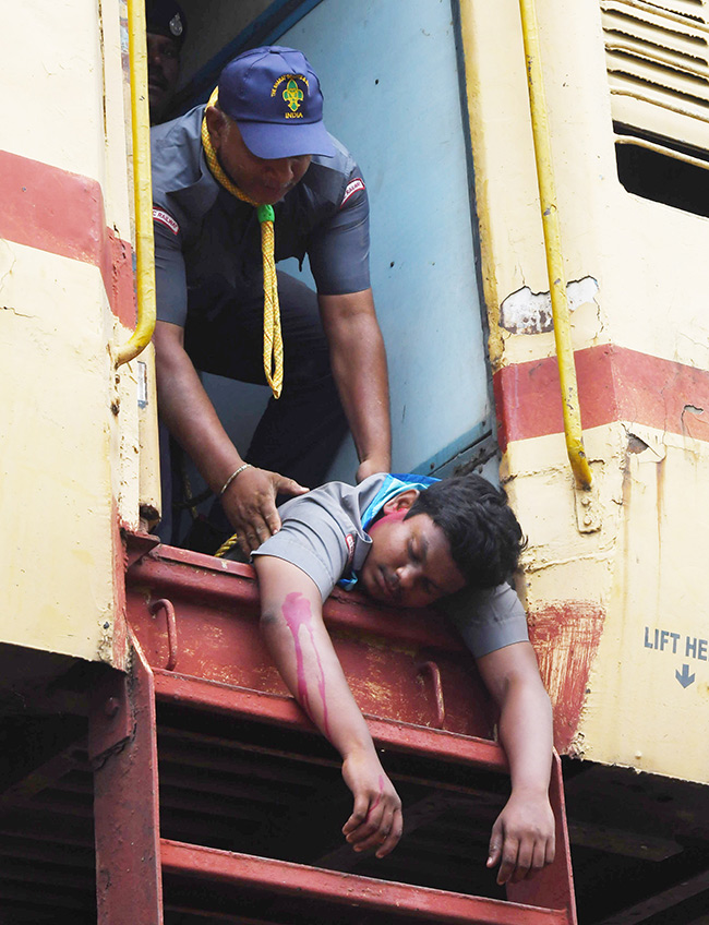 Mock_20Train_20Accident_20Drill_20At_20Vijayawada_20Railway_20Station_20Photos__20_2816_29.jpg 16