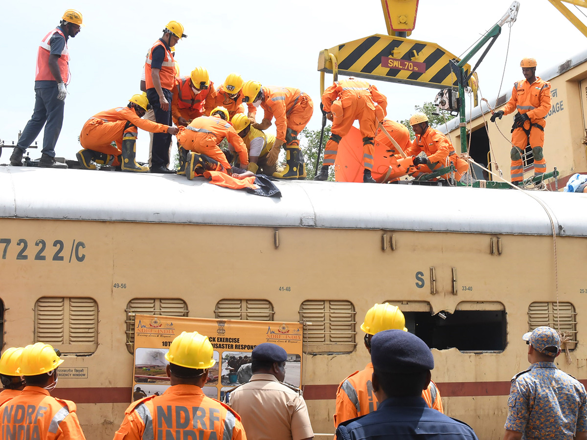 Mock_20Train_20Accident_20Drill_20At_20Vijayawada_20Railway_20Station_20Photos__20_2818_29.jpg 18