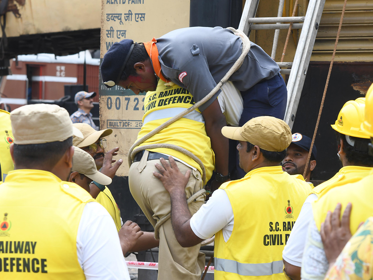 Mock_20Train_20Accident_20Drill_20At_20Vijayawada_20Railway_20Station_20Photos__20_2819_29.jpg 19