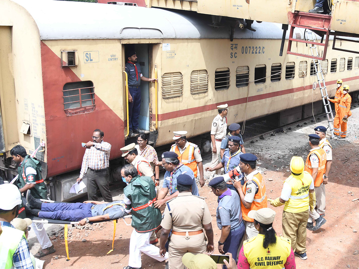 Mock_20Train_20Accident_20Drill_20At_20Vijayawada_20Railway_20Station_20Photos__20_2821_29.jpg 21