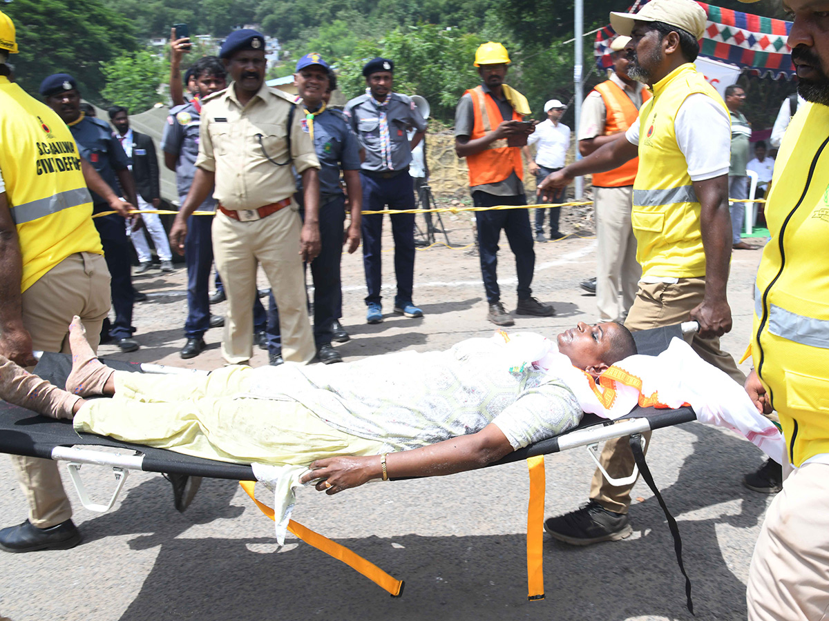 Mock_20Train_20Accident_20Drill_20At_20Vijayawada_20Railway_20Station_20Photos__20_2825_29.jpg 25
