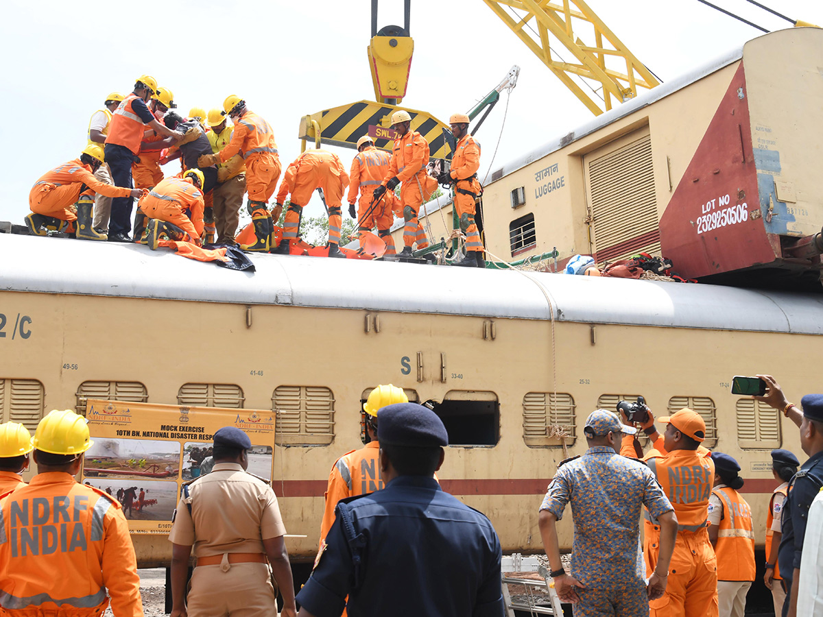 Mock_20Train_20Accident_20Drill_20At_20Vijayawada_20Railway_20Station_20Photos__20_2826_29.jpg 26
