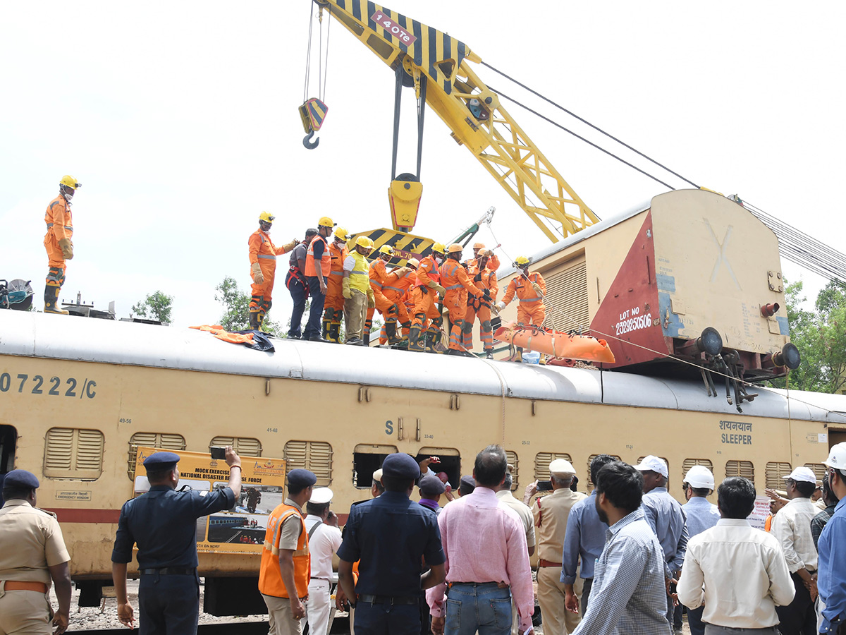 Mock_20Train_20Accident_20Drill_20At_20Vijayawada_20Railway_20Station_20Photos__20_2827_29.jpg 27
