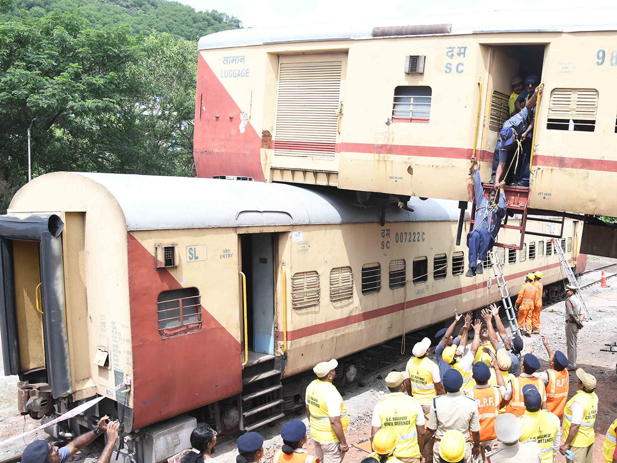 Mock_20Train_20Accident_20Drill_20At_20Vijayawada_20Railway_20Station_20Photos__20_282_29.jpg 2