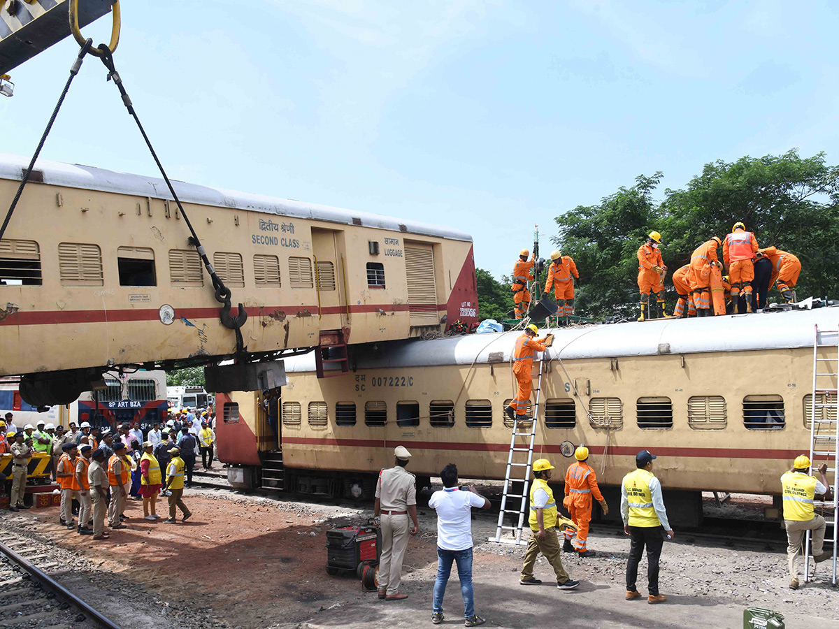 Mock_20Train_20Accident_20Drill_20At_20Vijayawada_20Railway_20Station_20Photos__20_284_29.jpg 4