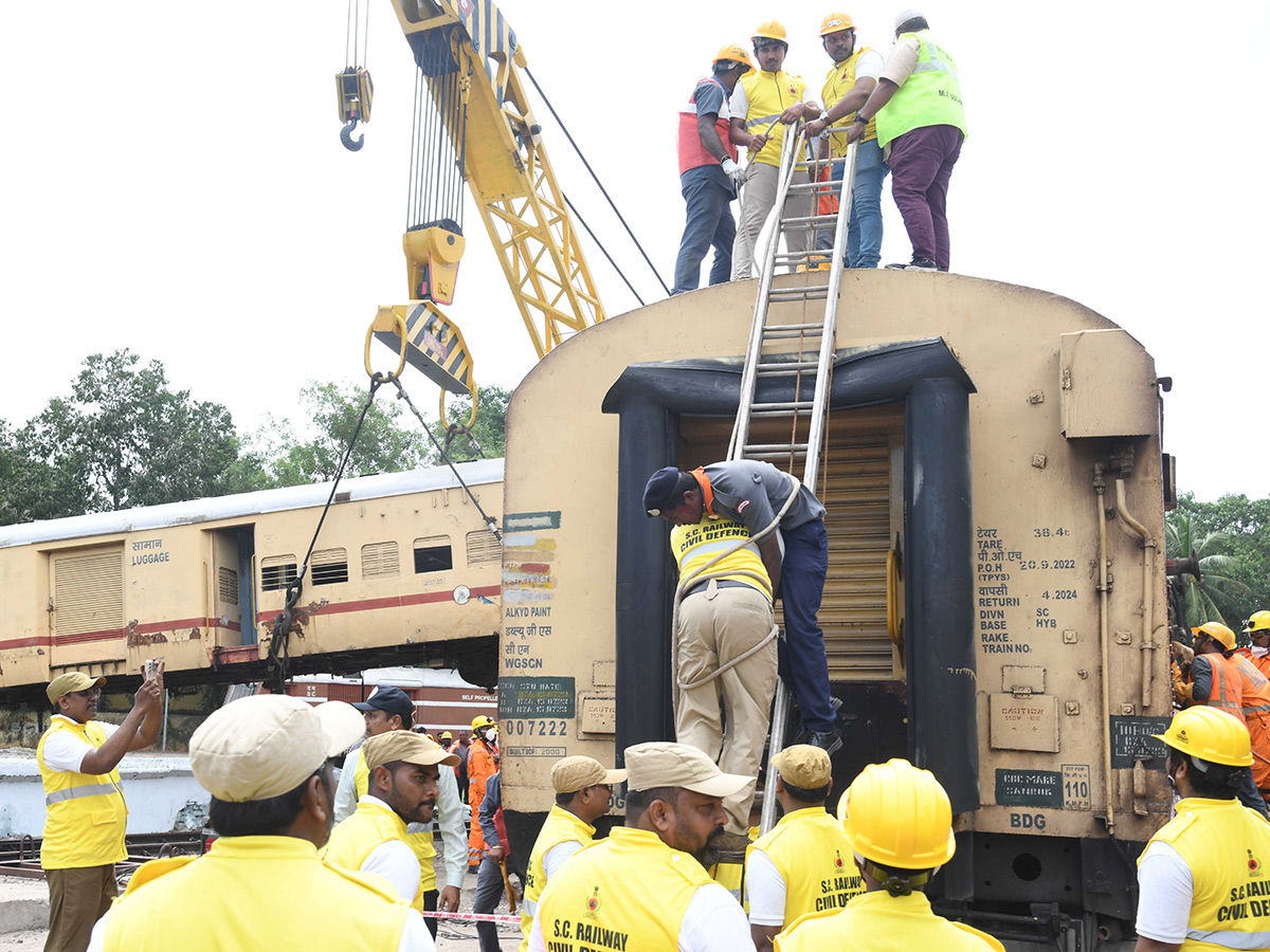 Mock_20Train_20Accident_20Drill_20At_20Vijayawada_20Railway_20Station_20Photos__20_288_29.jpg 8