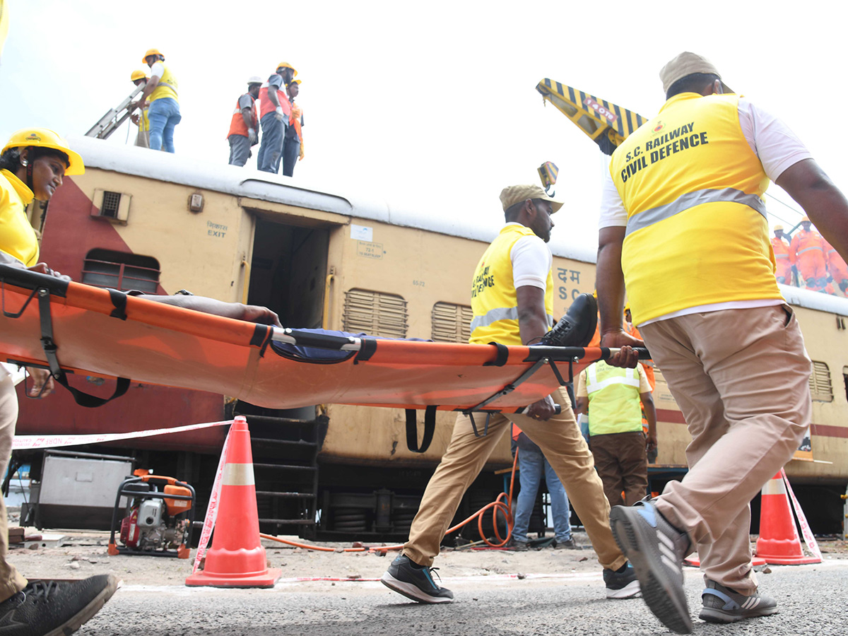 Mock_20Train_20Accident_20Drill_20At_20Vijayawada_20Railway_20Station_20Photos__20_289_29.jpg 9