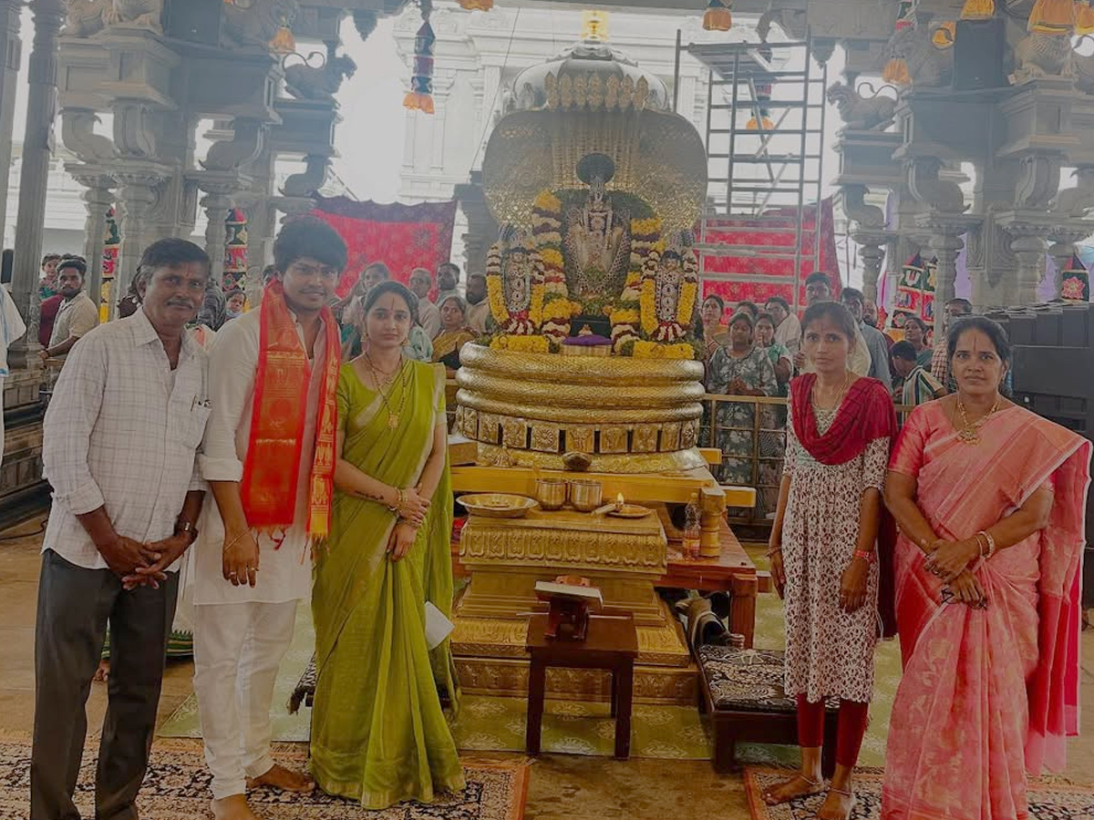 Comedian_20Kevvu_20Karthik_20And_20His_20wife_20Visited_20Temples_20Photos_20_2810_29_0.jpg 9