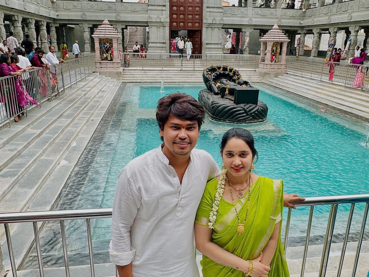 Comedian_20Kevvu_20Karthik_20And_20His_20wife_20Visited_20Temples_20Photos_20_2811_29_0.jpg 10
