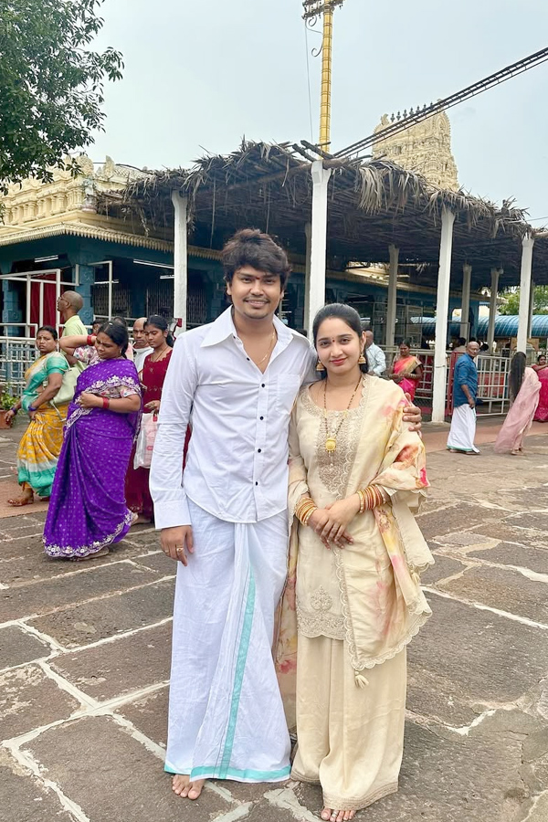 Comedian_20Kevvu_20Karthik_20And_20His_20wife_20Visited_20Temples_20Photos_20_284_29_0.jpg 5