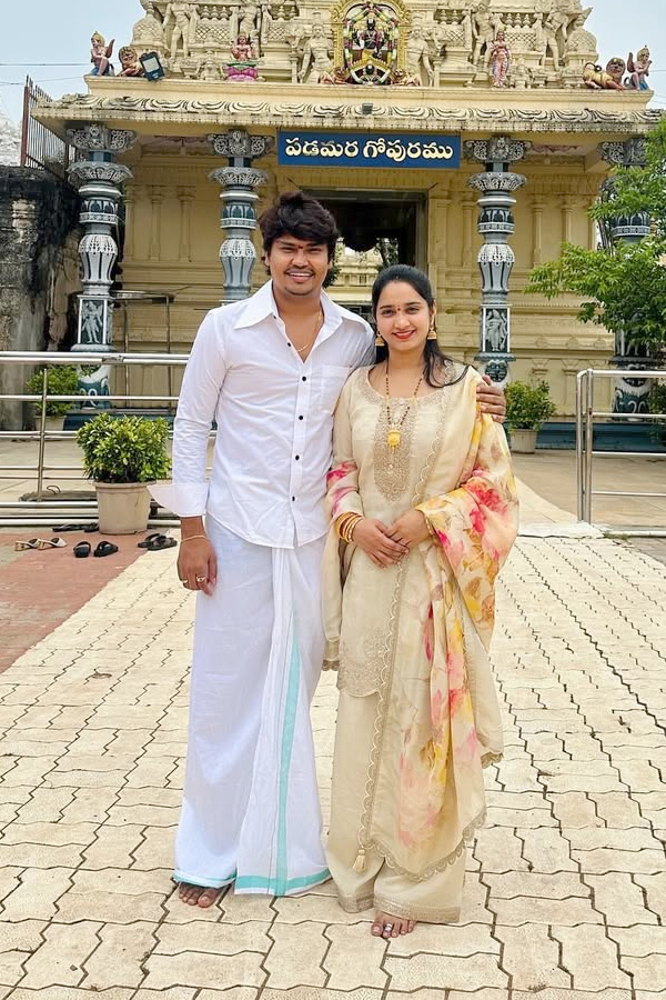 Comedian_20Kevvu_20Karthik_20And_20His_20wife_20Visited_20Temples_20Photos_20_286_29_0.jpg 7