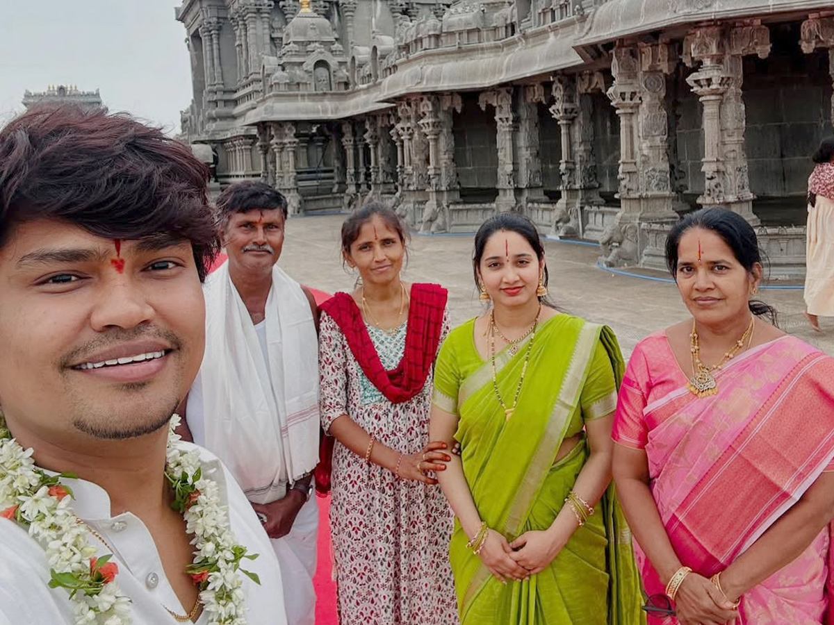 Comedian_20Kevvu_20Karthik_20And_20His_20wife_20Visited_20Temples_20Photos_20_289_29_0.jpg 8
