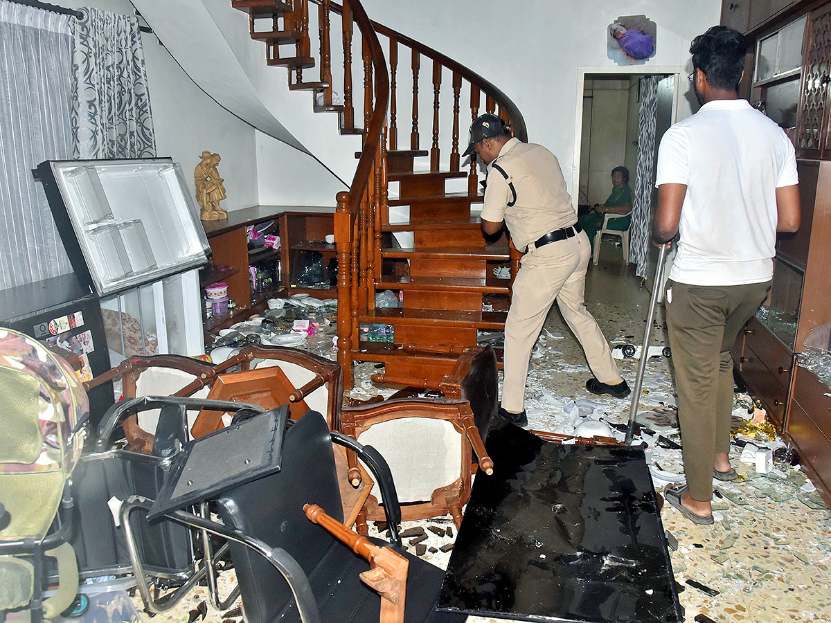 Nallapareddy_20Prasanna_20Kumar_20Reddy_20Fires_20On_20Kutami_20Over_20TDP_20Goons_20Attack__20_2810_29.jpg 10