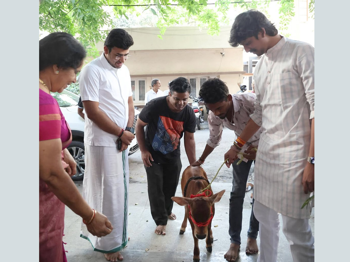 Tejasvi_20Surya_2C_20Sivasri_20Skandaprasad_20welcome_20New_20family_20member_20Punganur_20cow_20Photos_20_2812_29.jpg 4