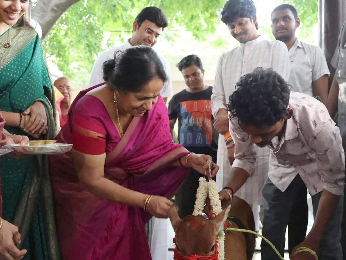 Tejasvi_20Surya_2C_20Sivasri_20Skandaprasad_20welcome_20New_20family_20member_20Punganur_20cow_20Photos_20_281_29.jpg 2