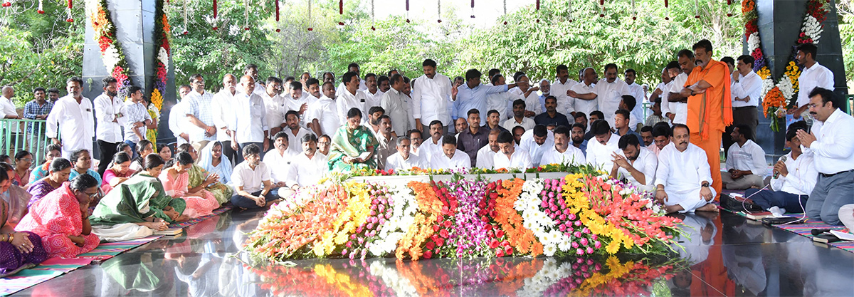 YS_20Jagan_20Pays_20Tributes_20to_20Dr_20YS_20Rajasekhara_20Reddy_20at_20YSR_20Ghat_20Idupulapaya_18.jpg 13