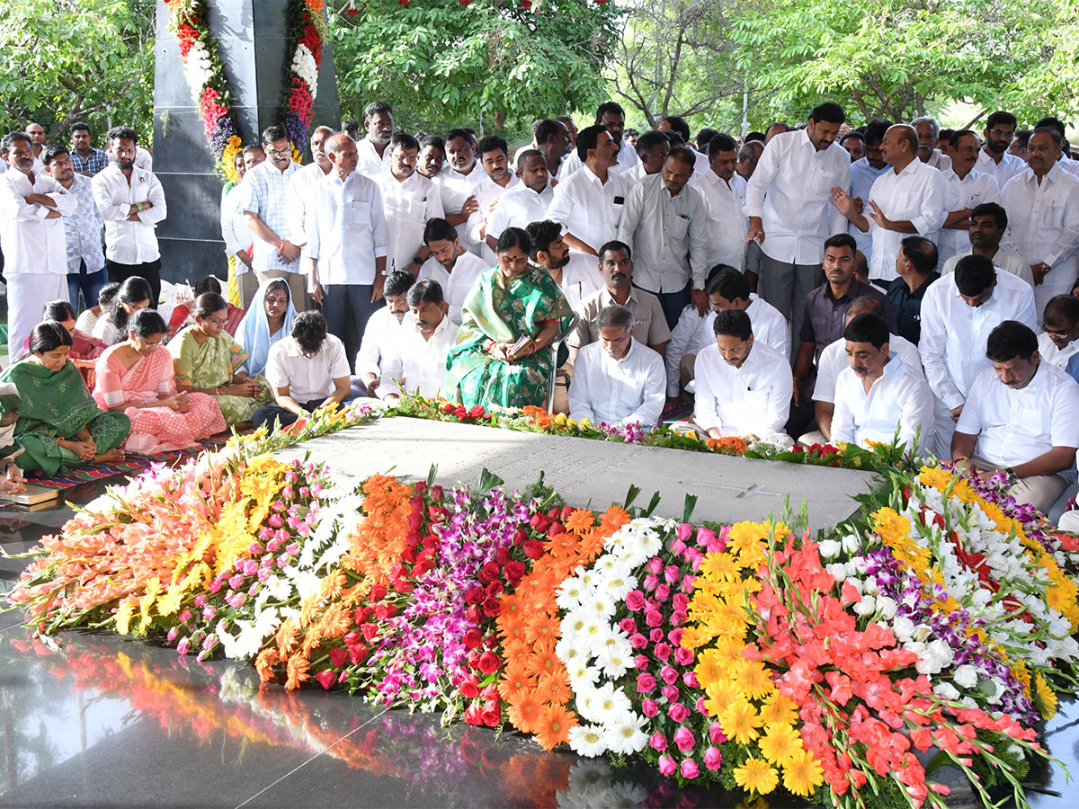 YS_20Jagan_20Pays_20Tributes_20to_20Dr_20YS_20Rajasekhara_20Reddy_20at_20YSR_20Ghat_20Idupulapaya_2.jpg 2