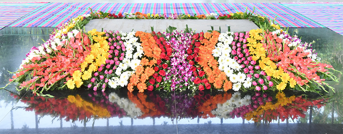 YS_20Jagan_20Pays_20Tributes_20to_20Dr_20YS_20Rajasekhara_20Reddy_20at_20YSR_20Ghat_20Idupulapaya_21.jpg 16