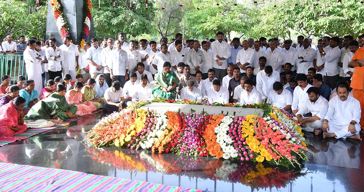 YS_20Jagan_20Pays_20Tributes_20to_20Dr_20YS_20Rajasekhara_20Reddy_20at_20YSR_20Ghat_20Idupulapaya_22.jpg 17