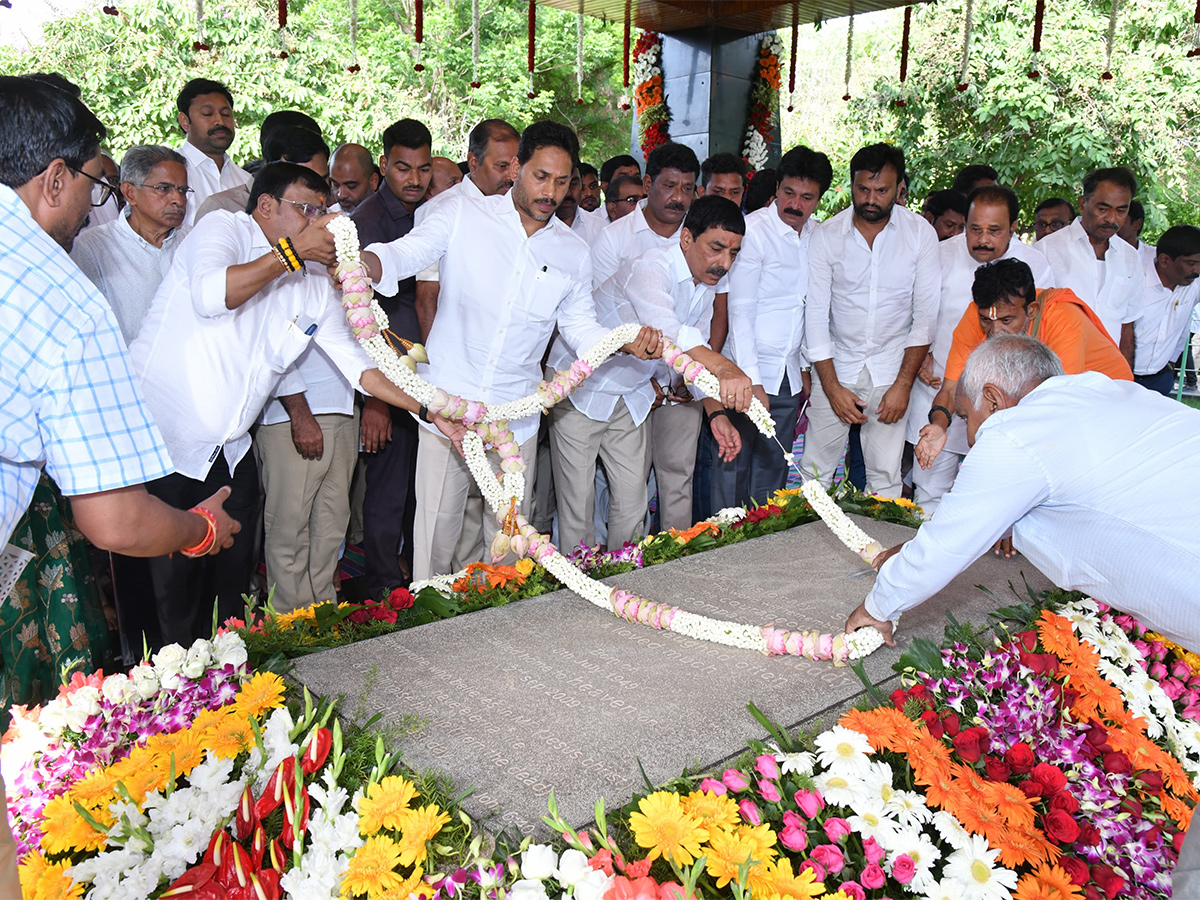 YS_20Jagan_20Pays_20Tributes_20to_20Dr_20YS_20Rajasekhara_20Reddy_20at_20YSR_20Ghat_20Idupulapaya_29.jpg 23
