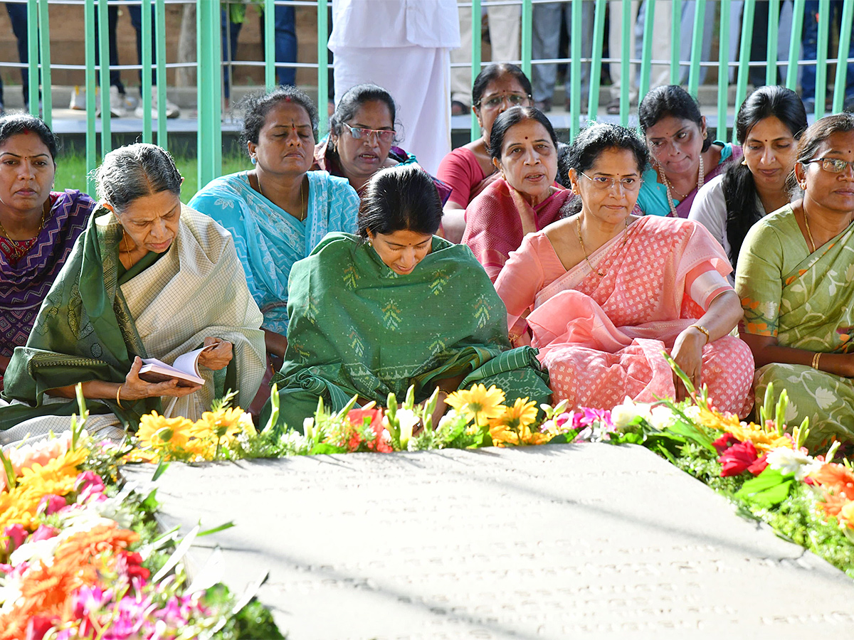 YS_20Jagan_20Pays_20Tributes_20to_20Dr_20YS_20Rajasekhara_20Reddy_20at_20YSR_20Ghat_20Idupulapaya_3.jpg 3