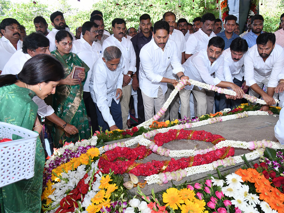 YS_20Jagan_20Pays_20Tributes_20to_20Dr_20YS_20Rajasekhara_20Reddy_20at_20YSR_20Ghat_20Idupulapaya_30.jpg 24