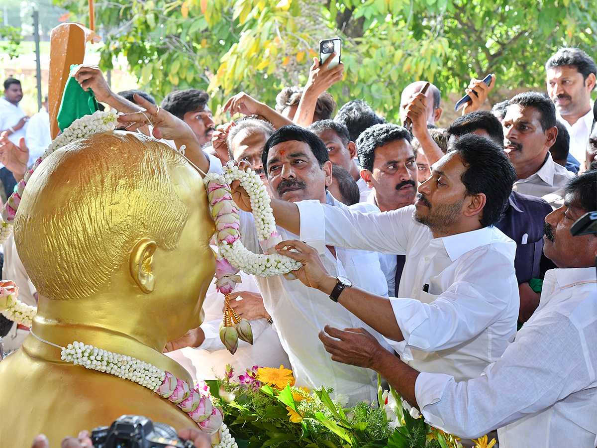 YS_20Jagan_20Pays_20Tributes_20to_20Dr_20YS_20Rajasekhara_20Reddy_20at_20YSR_20Ghat_20Idupulapaya_32.jpg 26