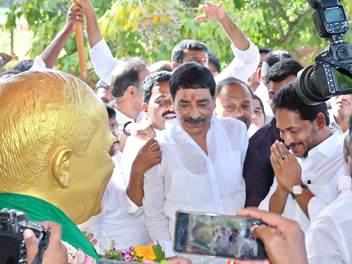 YS_20Jagan_20Pays_20Tributes_20to_20Dr_20YS_20Rajasekhara_20Reddy_20at_20YSR_20Ghat_20Idupulapaya_33.jpg 27