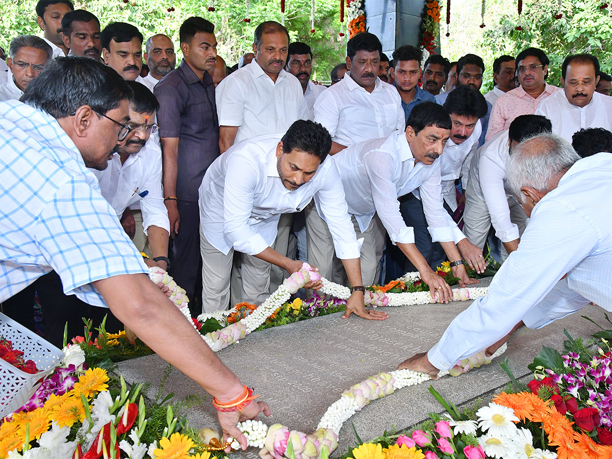 YS_20Jagan_20Pays_20Tributes_20to_20Dr_20YS_20Rajasekhara_20Reddy_20at_20YSR_20Ghat_20Idupulapaya_35.jpg 29