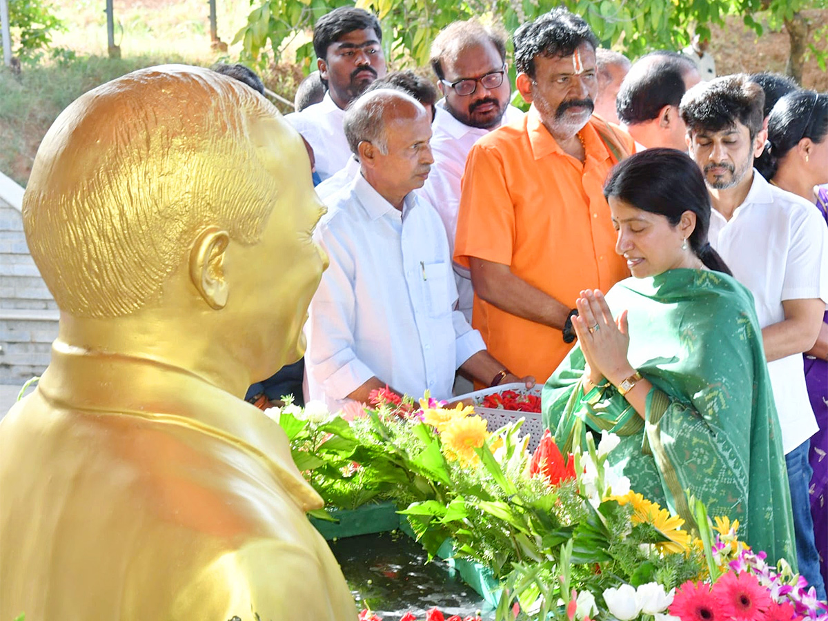 YS_20Jagan_20Pays_20Tributes_20to_20Dr_20YS_20Rajasekhara_20Reddy_20at_20YSR_20Ghat_20Idupulapaya_4.jpg 4