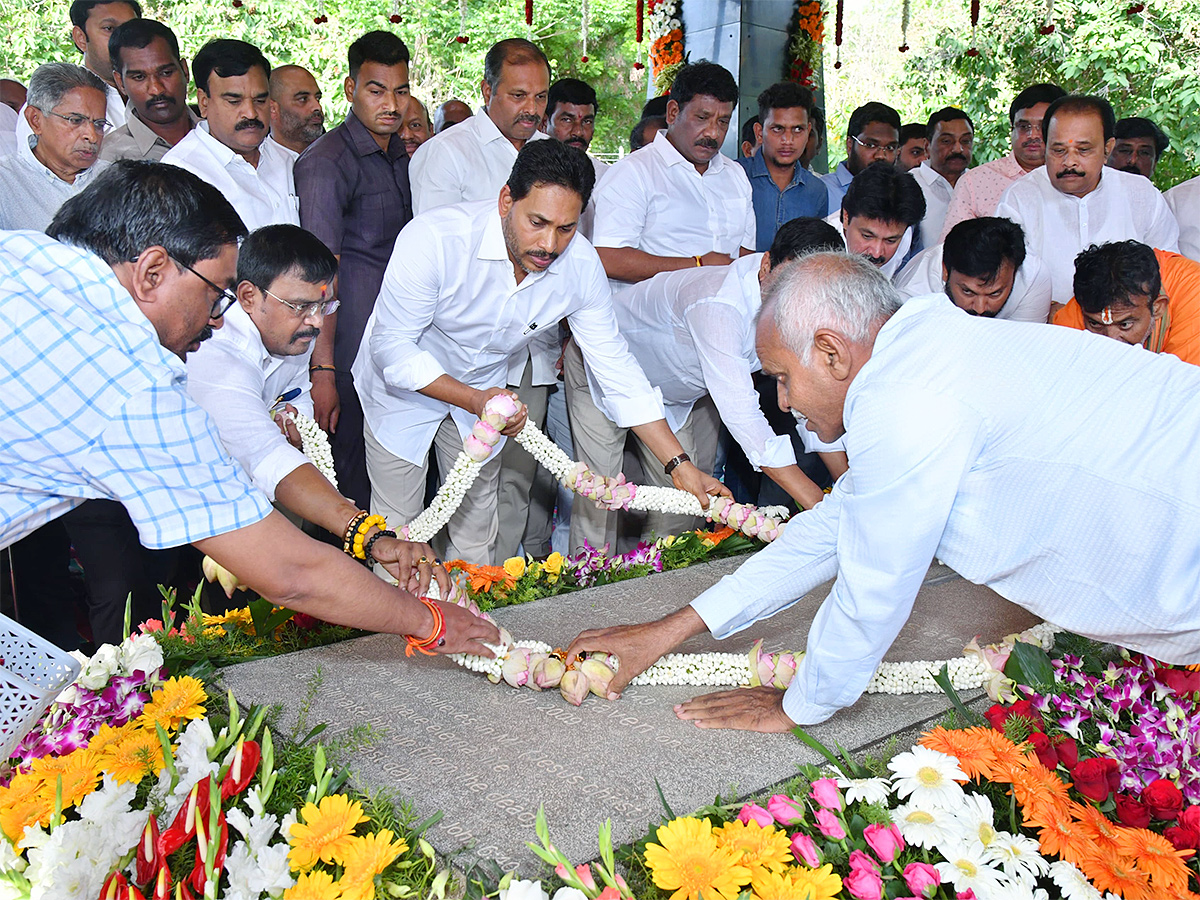 YS_20Jagan_20Pays_20Tributes_20to_20Dr_20YS_20Rajasekhara_20Reddy_20at_20YSR_20Ghat_20Idupulapaya_6.jpg 5