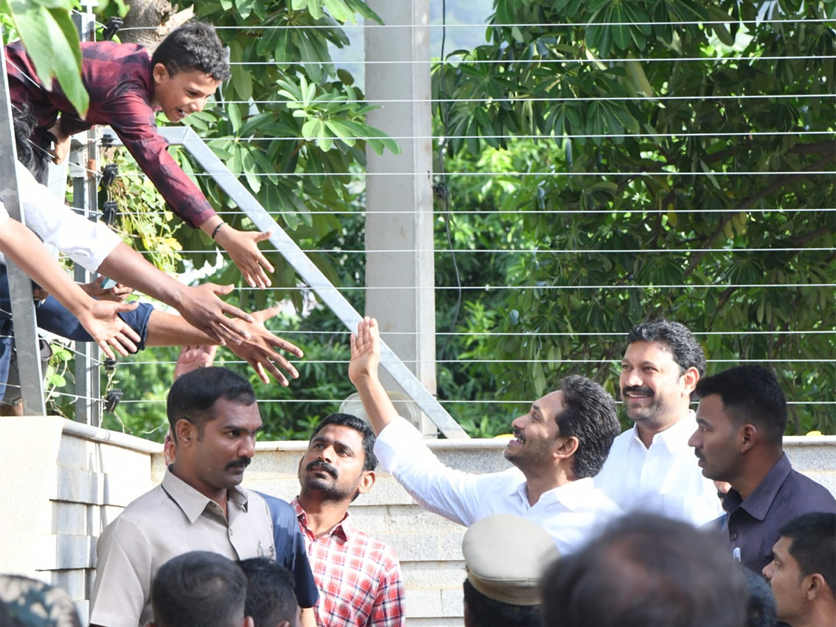 YS_20Jagan_20Pays_20Tributes_20to_20Dr_20YS_20Rajasekhara_20Reddy_20at_20YSR_20Ghat_20Idupulapaya_9.jpg 7