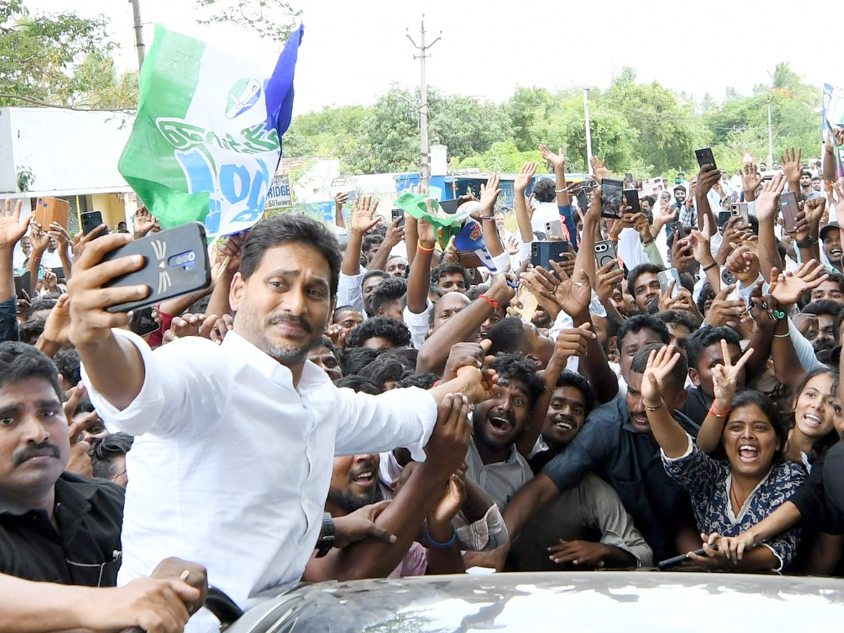 Heavy_20Public_20Crowd_20To_20Meet_20YS_20Jagan_20At_20Bangarupalyam_20Chittoor_20District_20Photos_1_20_282_29.jpg 23