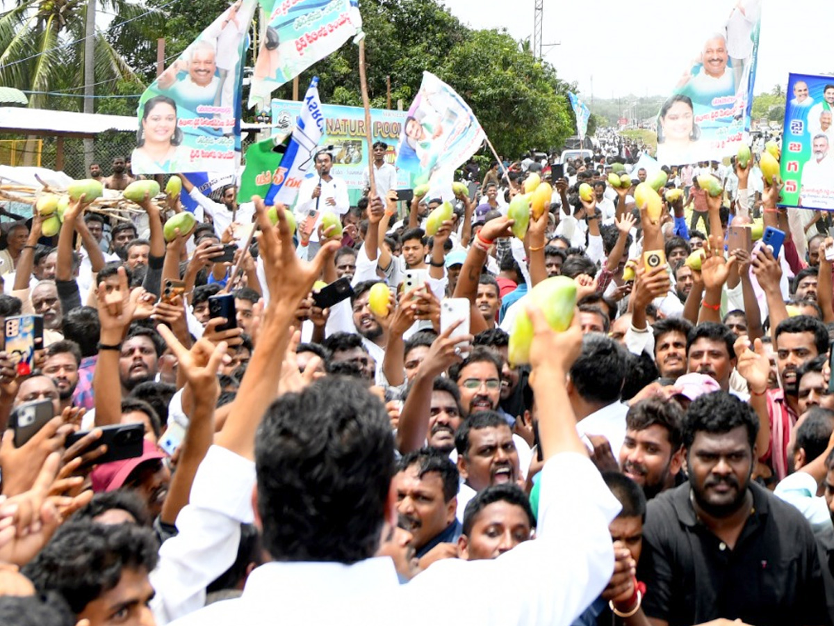 Heavy_20Public_20Crowd_20To_20Meet_20YS_20Jagan_20At_20Bangarupalyam_20Chittoor_20District_20Photos_1_20_283_29.jpg 22