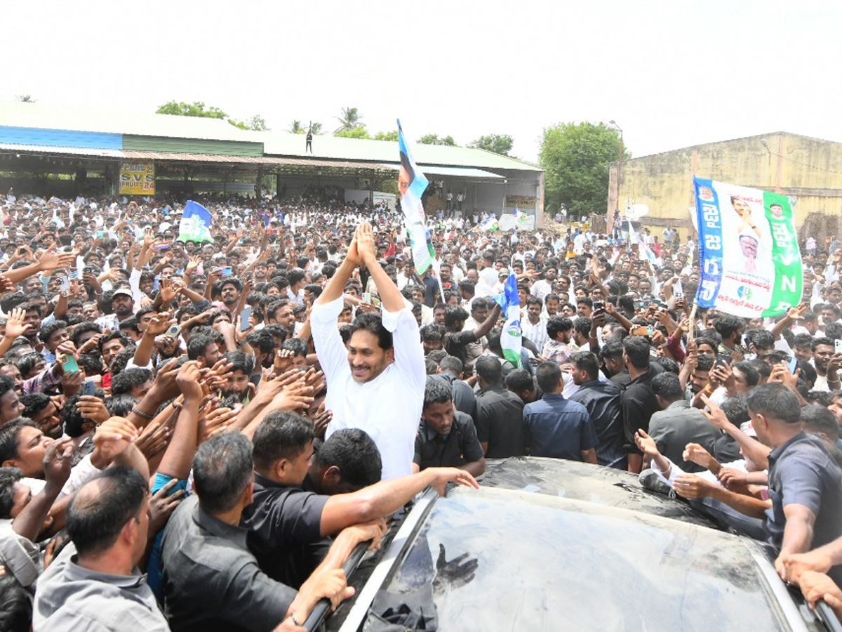 Heavy_20Public_20Crowd_20To_20Meet_20YS_20Jagan_20At_20Bangarupalyam_20Chittoor_20District_20Photos_20_2811_29.jpg 27