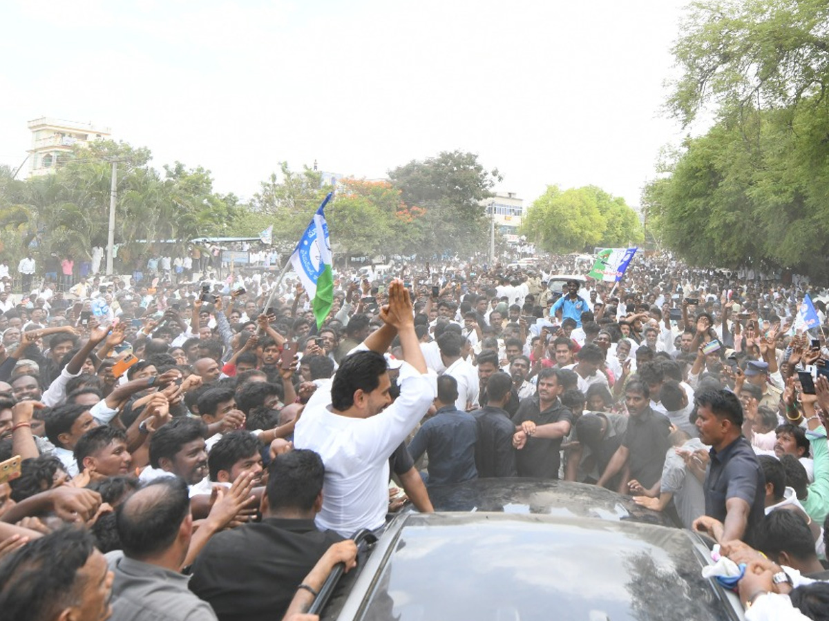 Heavy_20Public_20Crowd_20To_20Meet_20YS_20Jagan_20At_20Bangarupalyam_20Chittoor_20District_20Photos_20_2815_29.jpg 3