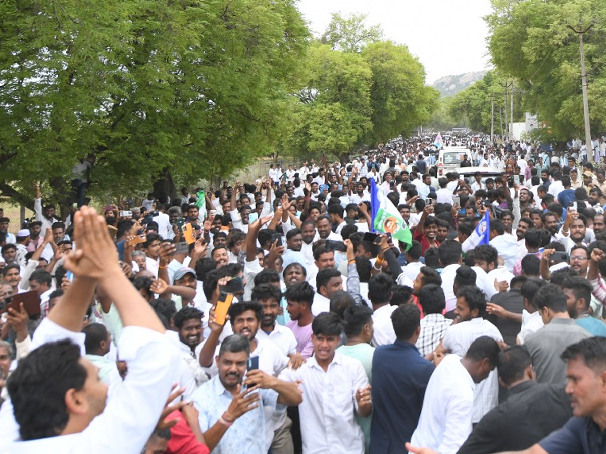 Heavy_20Public_20Crowd_20To_20Meet_20YS_20Jagan_20At_20Bangarupalyam_20Chittoor_20District_20Photos_20_2820_29.jpg 8