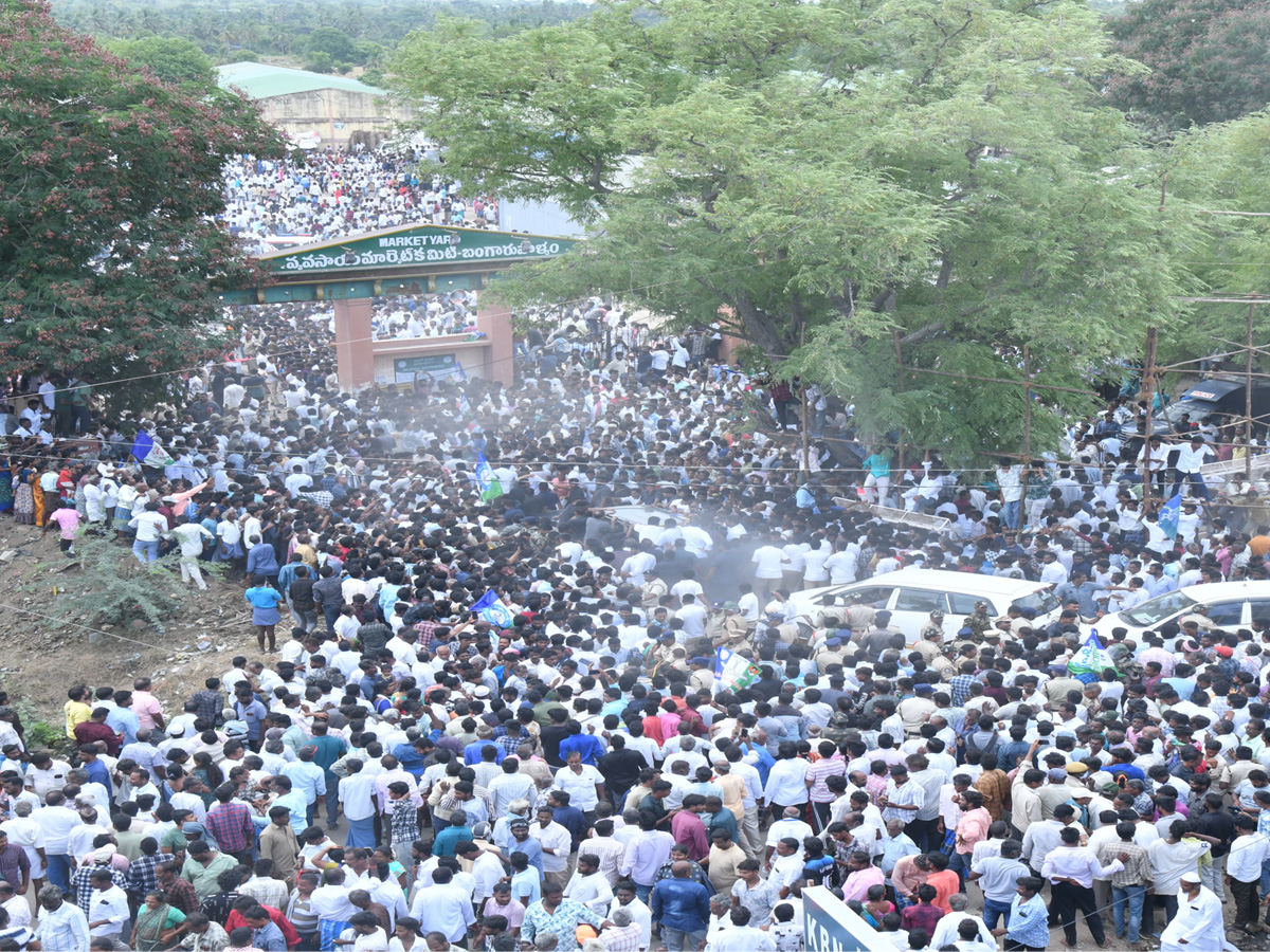 Heavy_20Public_20Crowd_20To_20Meet_20YS_20Jagan_20At_20Bangarupalyam_20Chittoor_20District_20Photos_20_282_29.jpg 15