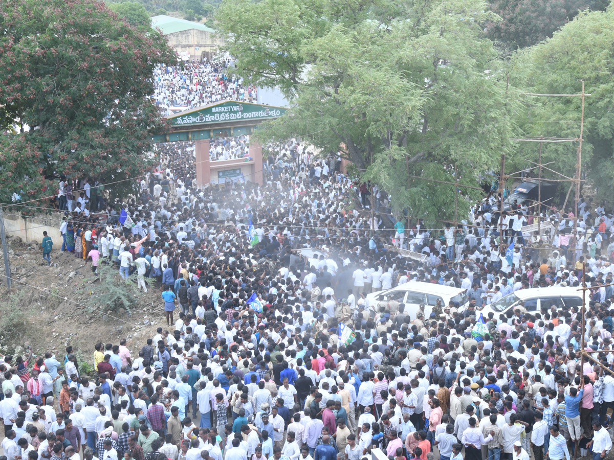 Heavy_20Public_20Crowd_20To_20Meet_20YS_20Jagan_20At_20Bangarupalyam_20Chittoor_20District_20Photos_20_283_29.jpg 16