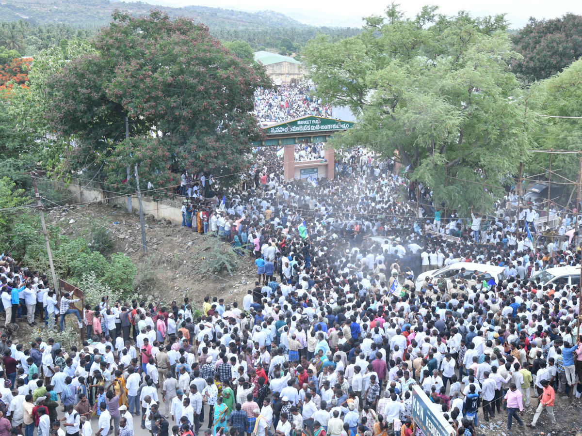 Heavy_20Public_20Crowd_20To_20Meet_20YS_20Jagan_20At_20Bangarupalyam_20Chittoor_20District_20Photos_20_284_29.jpg 17