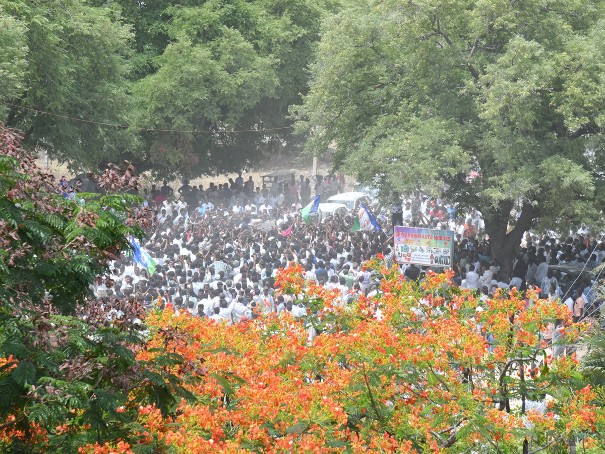 Heavy_20Public_20Crowd_20To_20Meet_20YS_20Jagan_20At_20Bangarupalyam_20Chittoor_20District_20Photos_20_288_29.jpg 25