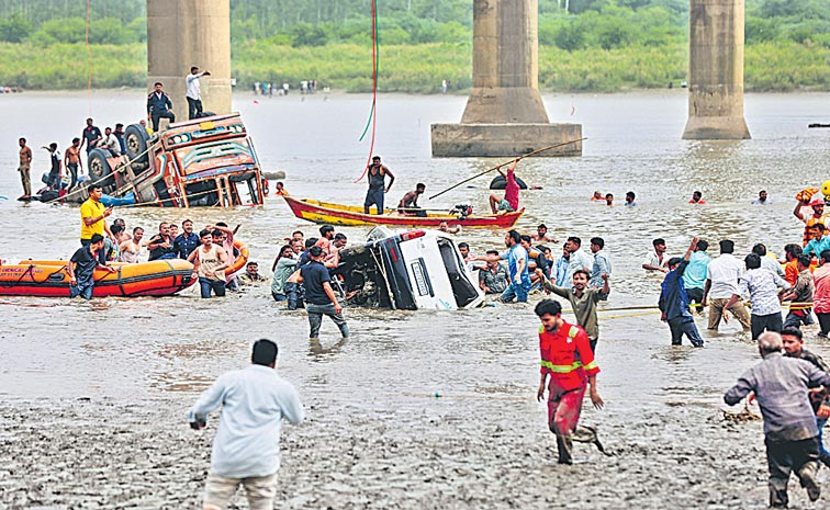 090720250930-INDIA-BRIDGE-C.jpg