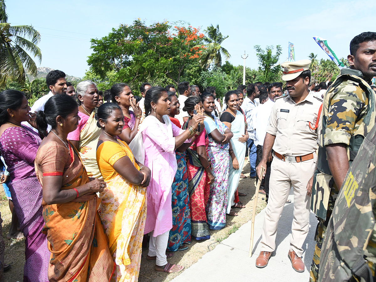 Crowd_20Rush_20To_20YS_20Jagan_20Bangarupalyam_20Tour_20Photos__20_2826_29_0.jpg 25