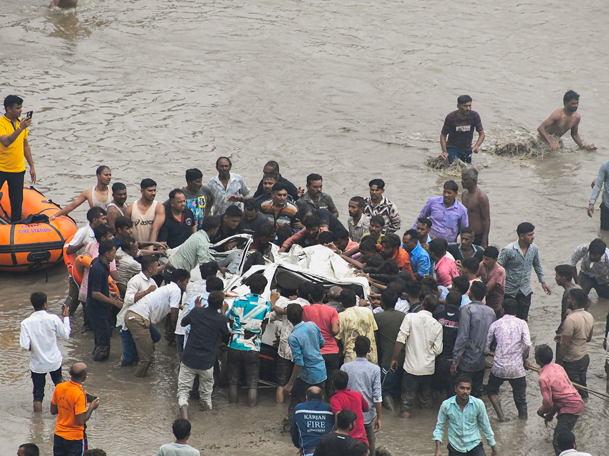 river_20following_20the_20collapse_20of_20a_20portion_20of_20a_20bridge_20in_20Mujpur_20near_20Vadodara_20__20_2811_29.jpg 11