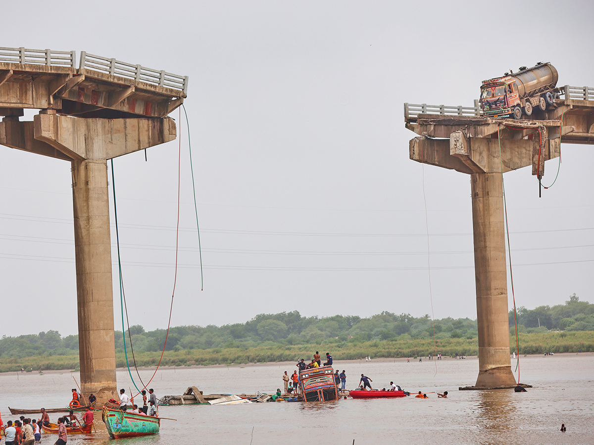 river_20following_20the_20collapse_20of_20a_20portion_20of_20a_20bridge_20in_20Mujpur_20near_20Vadodara_20__20_285_29.jpg 5