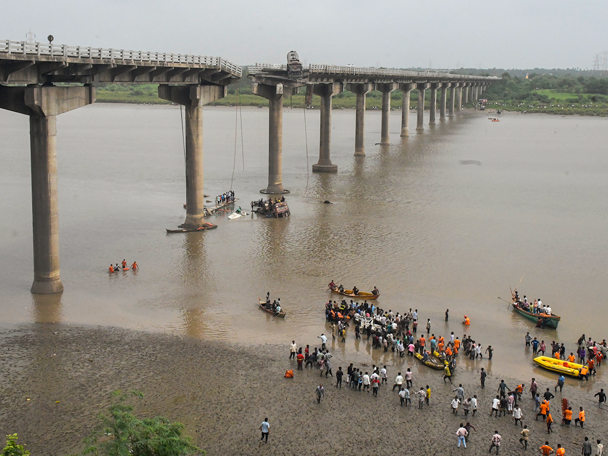 river_20following_20the_20collapse_20of_20a_20portion_20of_20a_20bridge_20in_20Mujpur_20near_20Vadodara_20__20_289_29.jpg 9